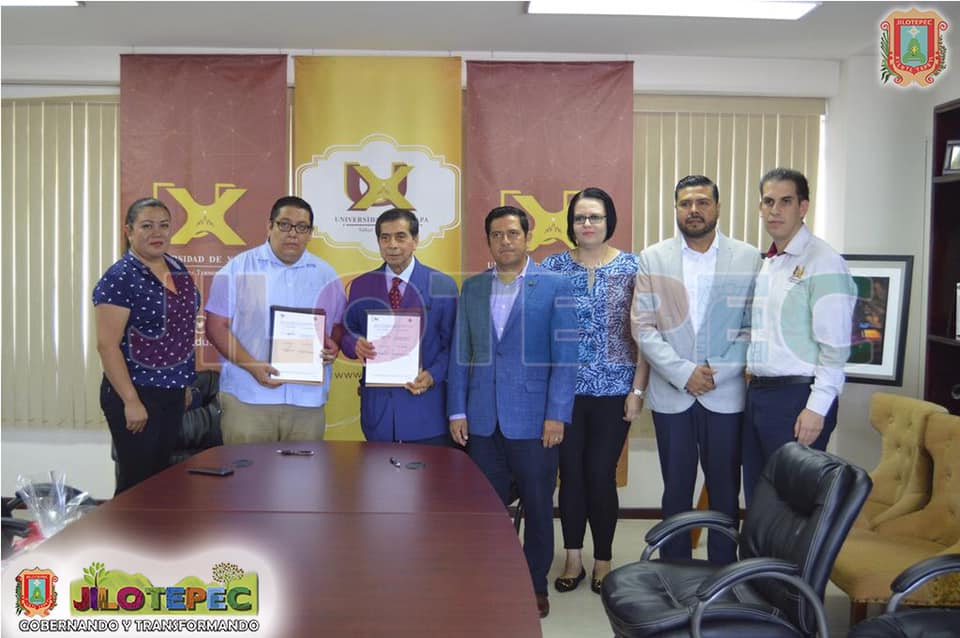 Firma de convenio con la UX. Firma de convenio con la UX.