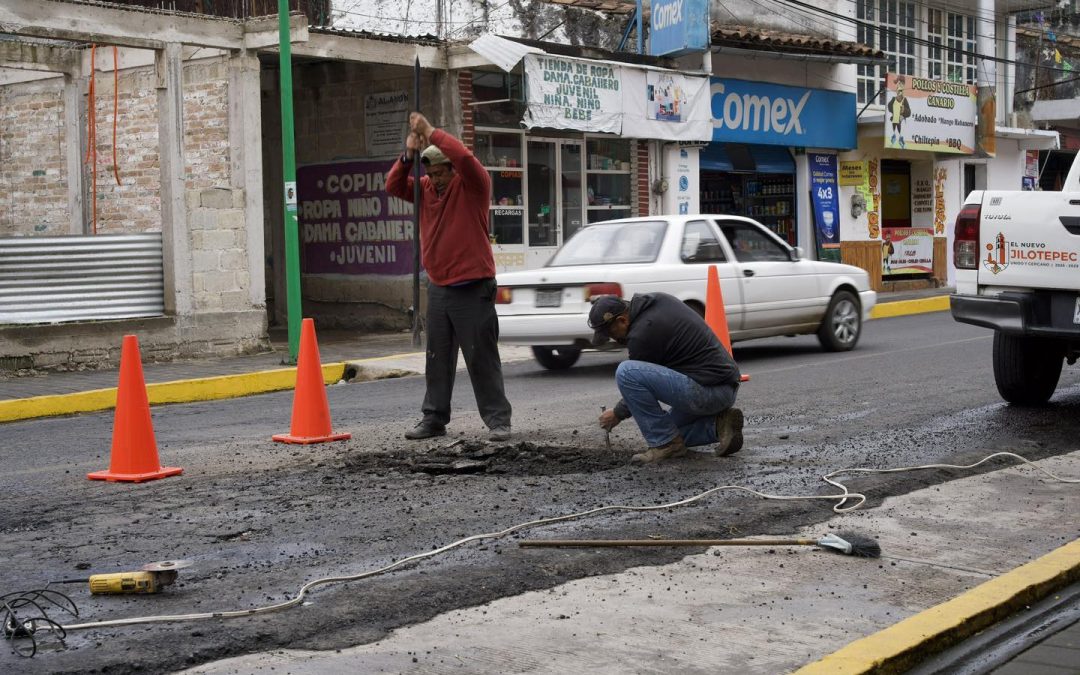 Ayuntamiento de Jilotepec realiza reparación de bache en la calle principal frente al Palacio Municipal